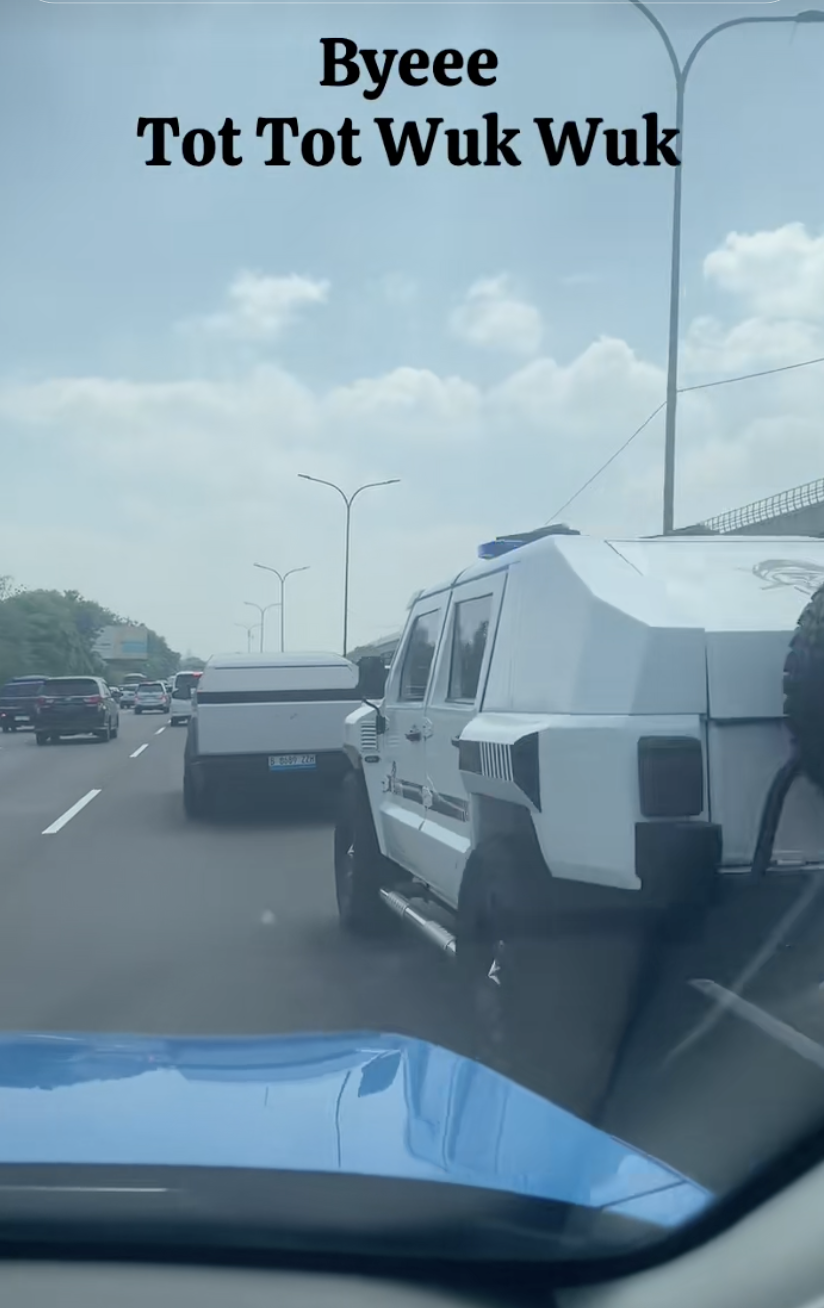 Tesla Cybertruck berplat ZZH dikawal mobil militer